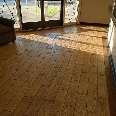 Burton Inn And Suites Экстерьер фото