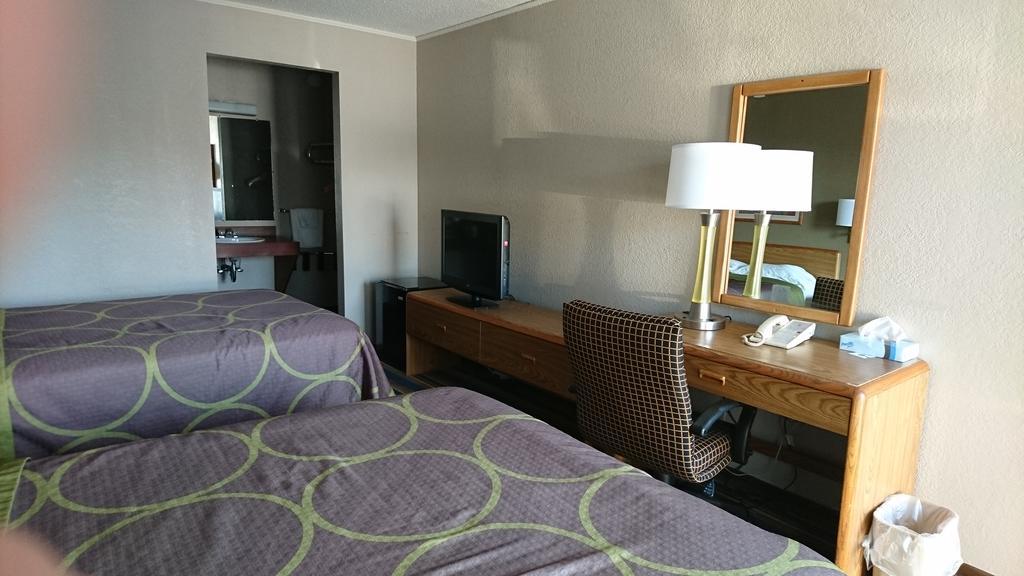 Burton Inn And Suites Экстерьер фото