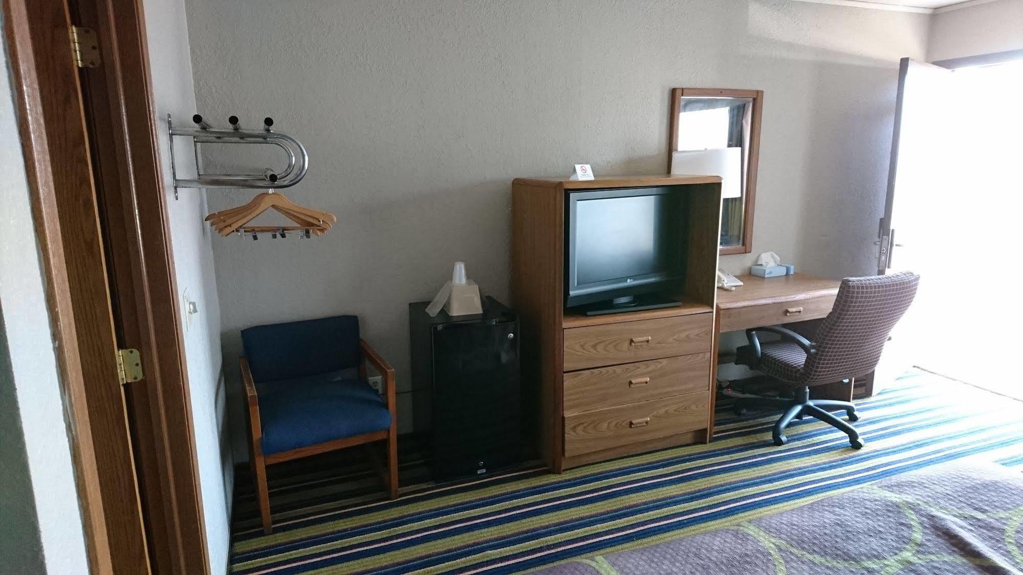 Burton Inn And Suites Экстерьер фото