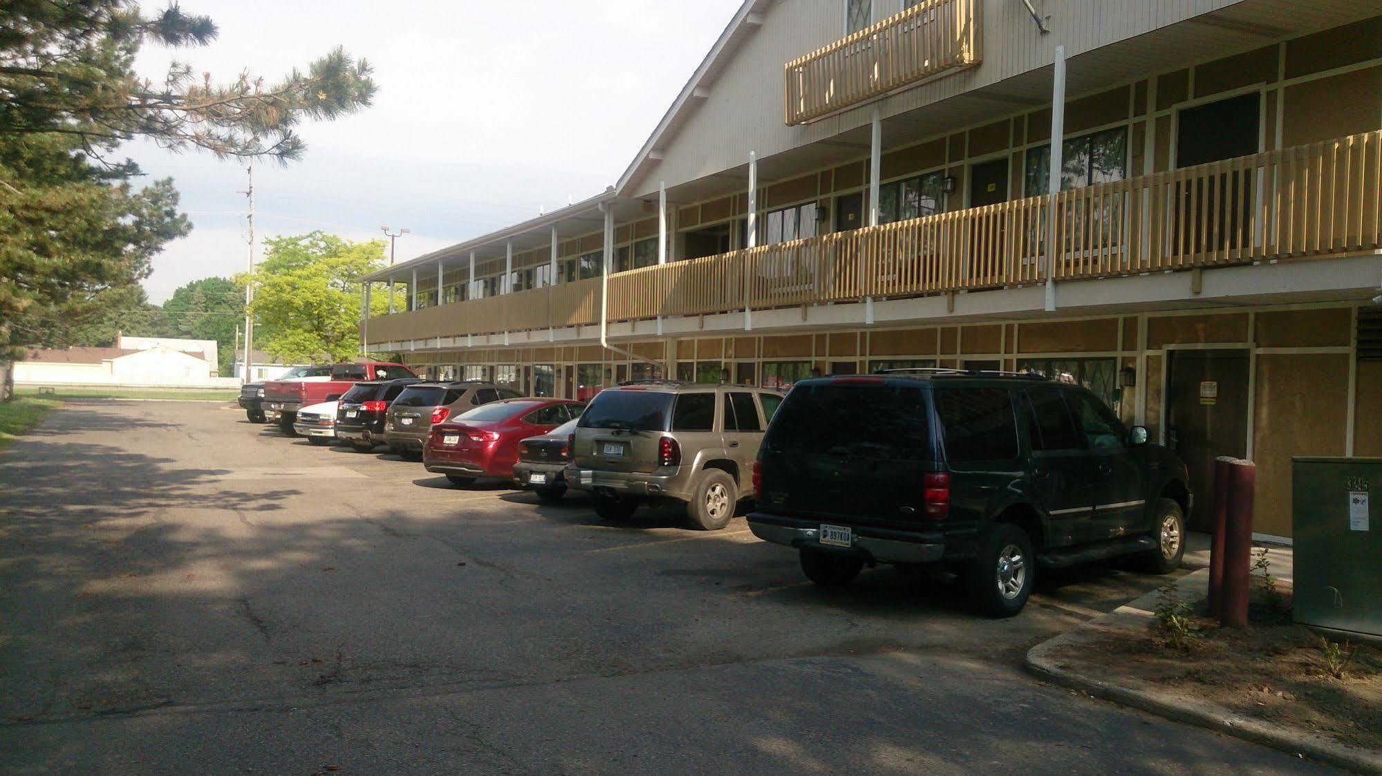 Burton Inn And Suites Экстерьер фото