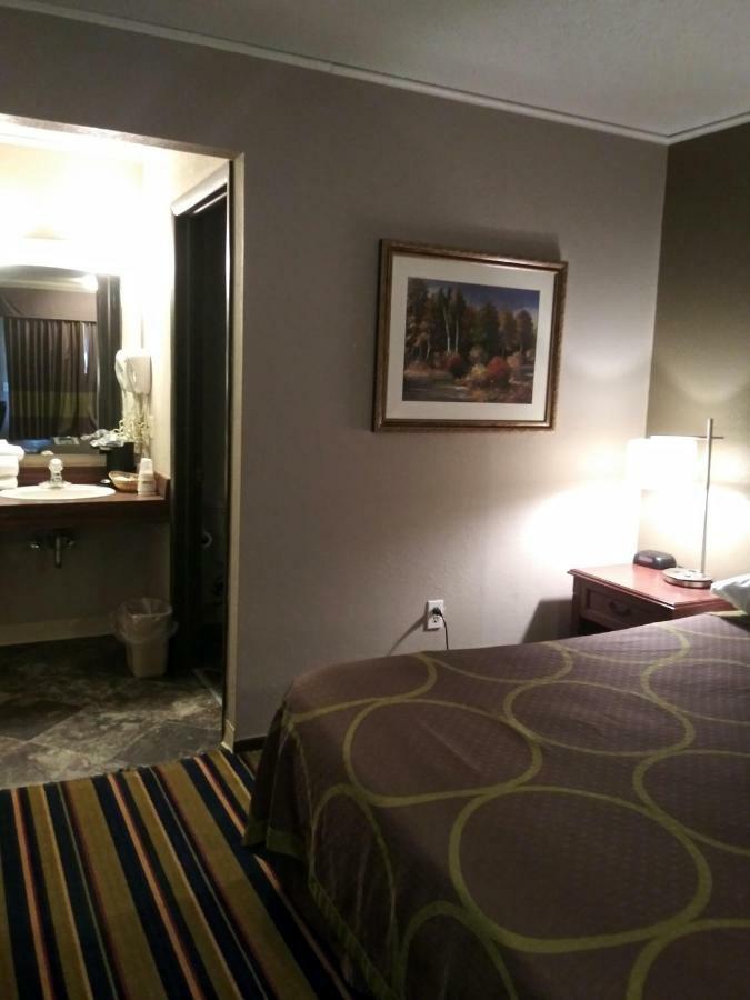 Burton Inn And Suites Экстерьер фото